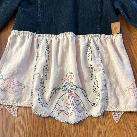 UPCYCLED DENIM JEAN JACKET WITH LACE AND EMBROIDERY - Picture 5 of 7